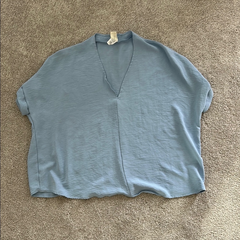 Brenda’s Women's Loose Baby Blue V-Neck Top Size Small